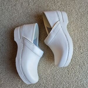 Dansko Professional White Leather Slip-On Clogs Womens Size 39 Or US 8.5